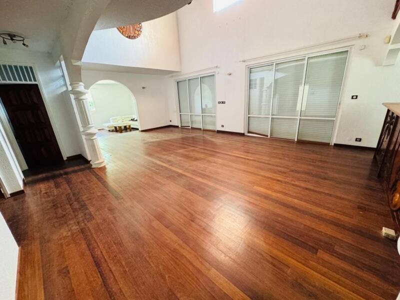 Maison à louer, 297m², REMIRE MONTJOLY