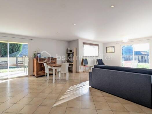 Maison de plain-pied à vendre 319 000 € 5 pièces 4 chambres 147 m² 1 300 m² de terrain Lucgarier 64420