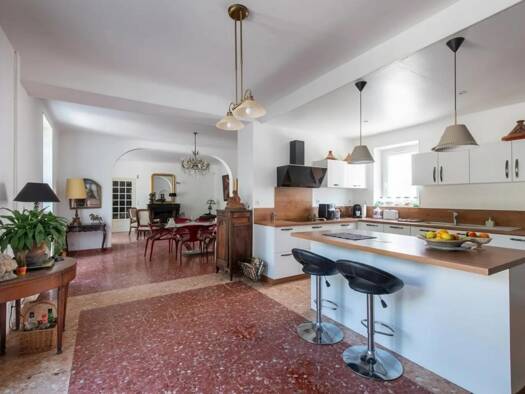 Maison de ville à vendre 750 000 € 12 pièces 4 chambres 295 m² 700 m² de terrain Cabannes 13440