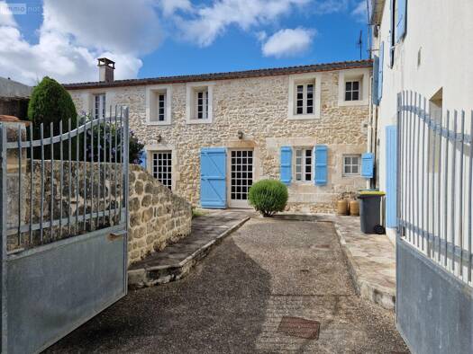 Maison à vendre 327 600 € 12 pièces 5 chambres 264 m² 180 m² de terrain L'Éguille 17600