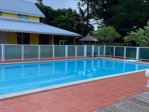 Villa à louer 3 600 € 8 pièces 7 chambres 260 m² disponible dès maintenant Petit-Bourg 97170