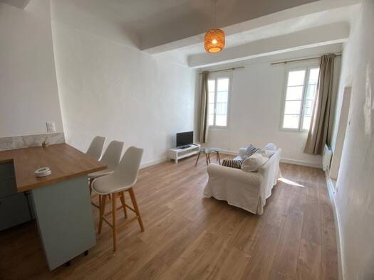 Appartement à louer 750 € 2 pièces 1 chambre 41 m² 2ème étage Centre Ville Le Beausset 83330