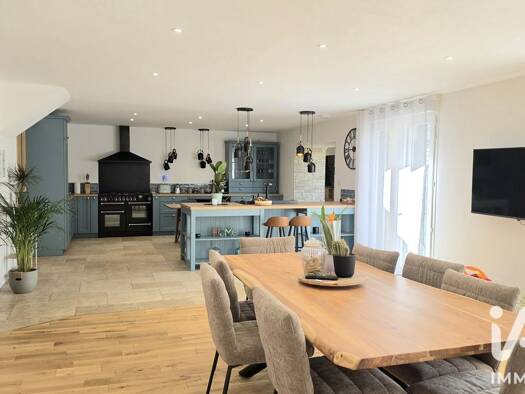 Demeure à vendre 390 000 € 11 pièces 4 chambres 240 m² 443 m² de terrain Chabournay 86170