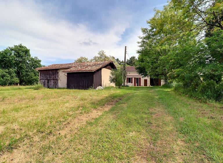 Maison à vendre 98 000 € 4 pièces 3<br/>chambres 70 m²<br/>superficie 1 294 m²<br/>terrain Montpon Menesterol 24700