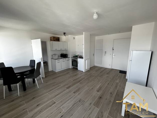Appartement à louer 1 050 € 2 pièces 1 chambre 42,5 m² Étage 4/4 Saint-Cyr-l'École 78210