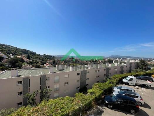 Appartement à louer 800 € 4 pièces 2 chambres 63 m² Le Revest-les-Eaux 83200