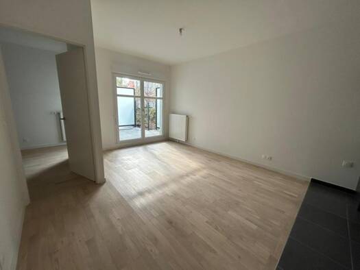 Appartement à louer 984 € 2 pièces 1 chambre 43 m² RDC Zone Activité Molette Le Blanc-Mesnil 93150