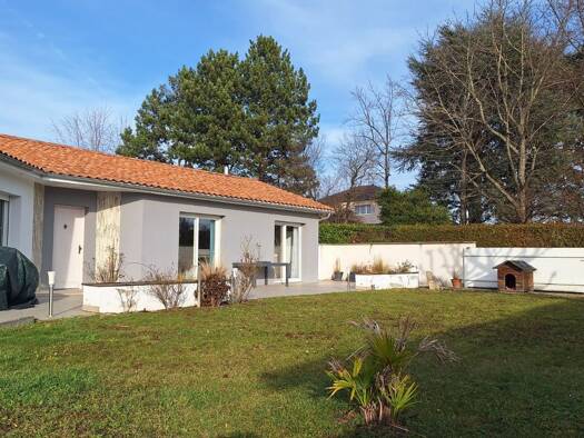 Maison de plain-pied à vendre 365 000 € 5 pièces 4 chambres 131 m² 722 m² de terrain La Pradelle Pont-du-Château 63430