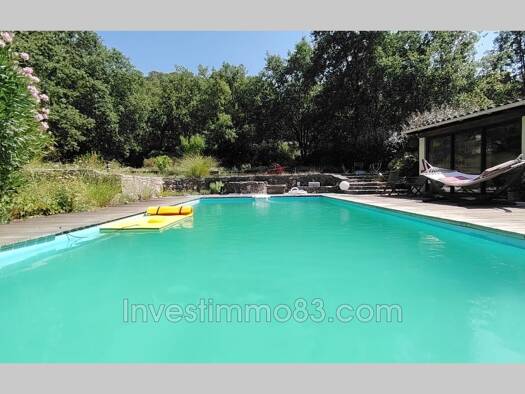 Maison à vendre - Première occupation 749 000 € 10 pièces 6 chambres 261 m² 3 200 m² de terrain Néoules 83136