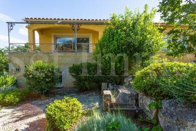 Maison de plain-pied à vendre 345 000 € 5 pièces 4 chambres 120 m² 958 m² de terrain Uzes 30700