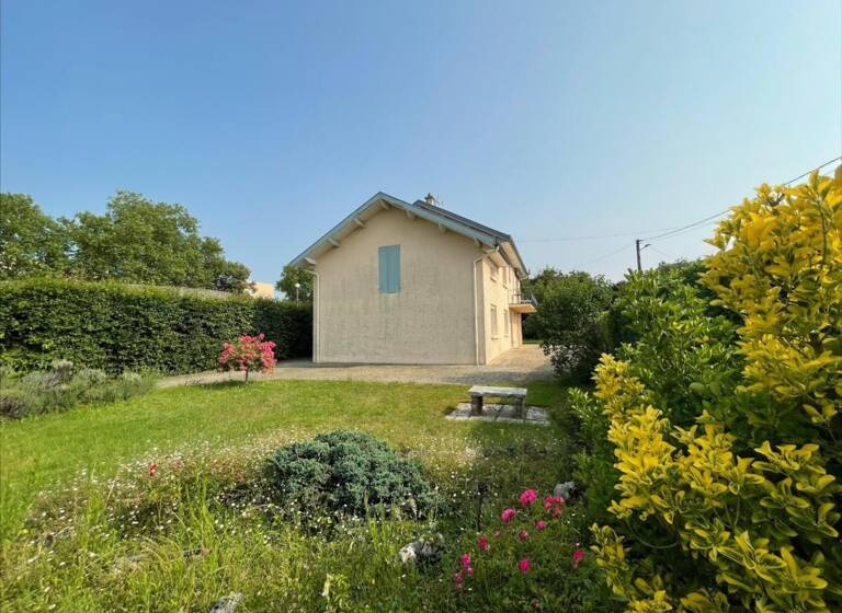Maison à vendre 248 000 € 8 pièces 5<br/>chambres 167 m²<br/>superficie 769 m²<br/>terrain Gare-Peloux Mail-Citadelle Bourg-en-Bresse 01000