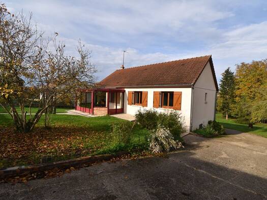 Maison de plain-pied à vendre 151 000 € 5 pièces 3 chambres 91 m² 1 722 m² de terrain Jouet-sur-l'Aubois 18320