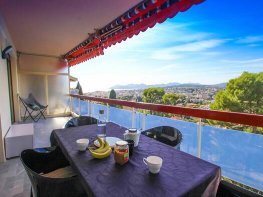 Appartement à louer 1 600 € 3 pièces 2 chambres 76 m² Étage 3/3 Collines Le Cannet 06110