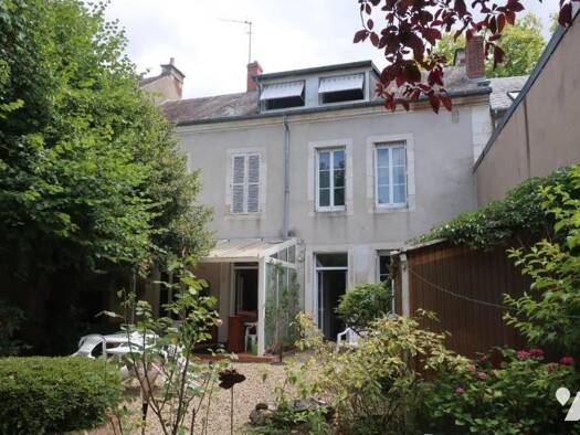 Maison à vendre 410 800 € 14 pièces 9 chambres 214 m² 944 m² de terrain Bourges 18000