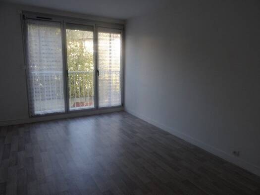 Appartement à louer 460 € 1 pièce 44 m² 1er étage dès le 16/08/2025 Centre Ouest Saint-Julien-les-Villas 10800
