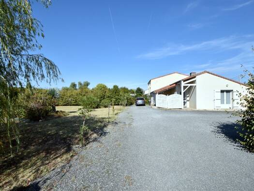 Maison de plain-pied à vendre 245 000 € 4 pièces 3 chambres 93 m² 6 277 m² de terrain Le Landreau 44430