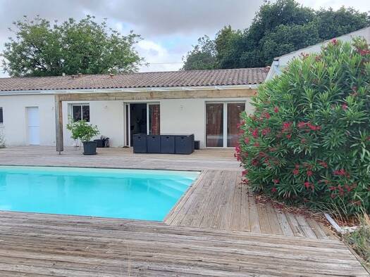 Maison de plain-pied à vendre 354 000 € 5 pièces 4 chambres 172 m² 2 131 m² de terrain Saint-Sever-de-Saintonge 17800