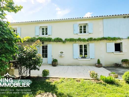 Maison à vendre 341 800 € 7 pièces 4 chambres 189 m² 4 485 m² de terrain Magné 79460