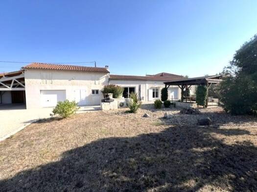 Maison de plain-pied à vendre 449 350 € 6 pièces 3 chambres 145 m² 2 369 m² de terrain Saint-Georges-des-Coteaux 17810
