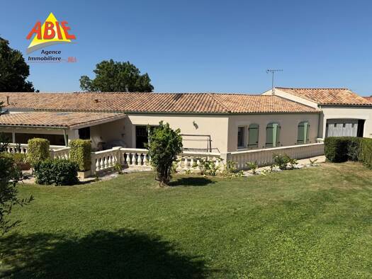 Maison de plain-pied à vendre 239 000 € 5 pièces 3 chambres 108 m² 1 378 m² de terrain Saint-Pierre-le-Vieux 85420