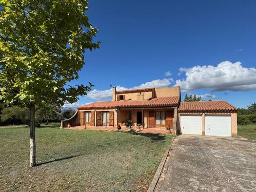 Maison à vendre 630 000 € 6 pièces 4 chambres 184 m² 4 000 m² de terrain Exterieur Trets 13530