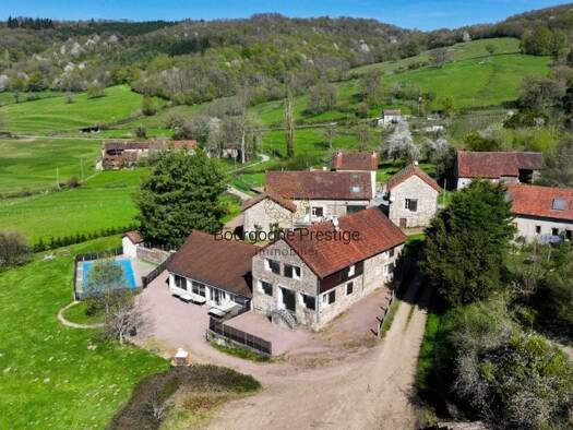 Maison à vendre 1 102 500 € 25 pièces 15 chambres 612 m² 7 525 m² de terrain Centre Ville Autun 71400