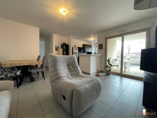 Appartement à louer 995 € 3 pièces 2 chambres 65,4 m² RDC Valencin 38540