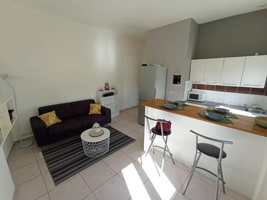 Appartement à louer 646 € 1 pièce 36 m² Étage 2/2 Centre Ancien Istres 13800