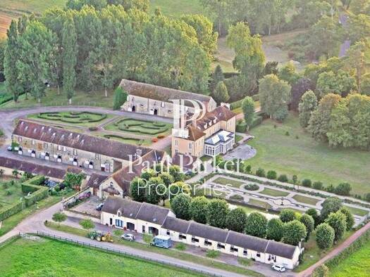 Château à vendre 4 700 000 € 35 pièces 26 chambres 1 440 m² 1 198 000 m² de terrain Falaise 14700