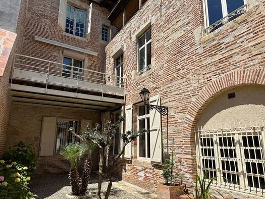Maison de ville à vendre 549 000 € 8 pièces 5 chambres 340 m² 60 m² de terrain École Joseph Bara-Groupe scolaire Carnot-Hôtel de Ville Agen 47000