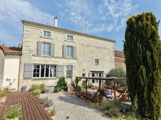 Maison à vendre 385 500 € 10 pièces 6 chambres 486 m² 3 000 m² de terrain Tusson 16140