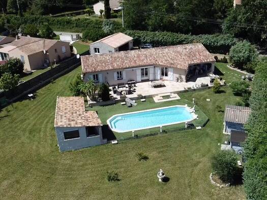 Maison de plain-pied à vendre 535 600 € 5 pièces 3 chambres 160 m² 3 080 m² de terrain Régusse 83630