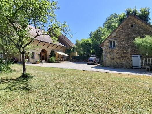 Demeure à vendre 449 000 € 8 pièces 6 chambres 236,92 m² 5 468 m² de terrain Bersaillin 39800