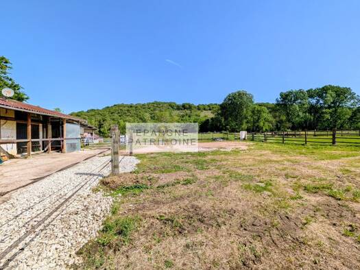 Ferme équestre à vendre 990 000 € 198 m² 9 000 m² de terrain Crémieu 38460