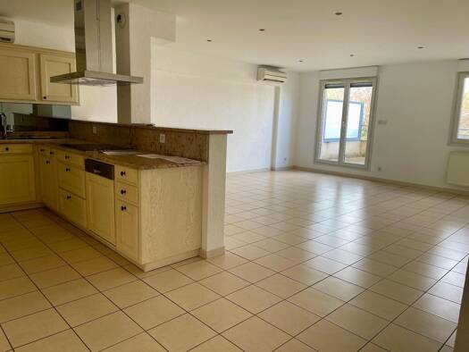 Appartement à louer 770 € 3 pièces 2 chambres 73,5 m² RDC Centre Ville Roche-la-Molière 42230