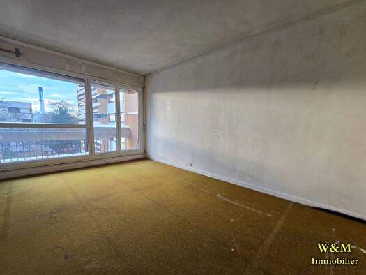 Appartement à vendre 129 000 € 3 pièces 2 chambres 71 m² Étage 3/3 Champtier du Coq Évry-Courcouronnes 91000