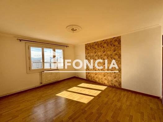 Appartement à louer 650 € 3 pièces 2 chambres 70,6 m² Étage 7/7 La Gauthiere Clermont-Ferrand 63100