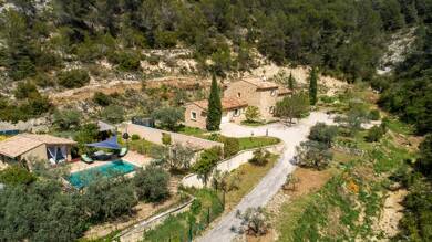 Ferme à vendre 1 942 500 € 13 pièces 8 chambres 322 m² 24 533 m² de terrain Le Barroux 84330