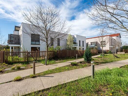 Appartement à louer 1 800 € 4 pièces 3 chambres 101 m² Étage 2/2 Chassieu le Bas Chassieu 69680