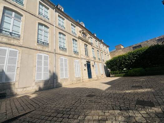 Appartement à vendre 261 000 € 2 pièces 1 chambre 90,43 m² 1er étage Bourges 18000