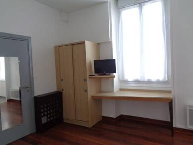 Appartement à louer 340 € 1 pièce 20 m² RDC/3 St Palais 64120