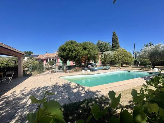 Maison de plain-pied à vendre 670 000 € 5 pièces 3 chambres 138 m² Les Freres-Les Cancades-Les Ginestes Le Beausset 83330