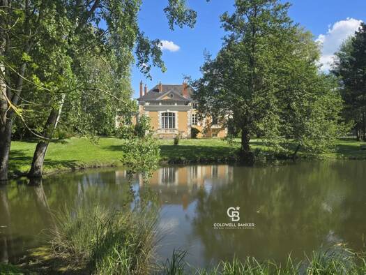 Château à vendre 1 395 000 € 15 pièces 9 chambres 700 m² 40 000 m² de terrain Quartier du Centre Le Mans 72000