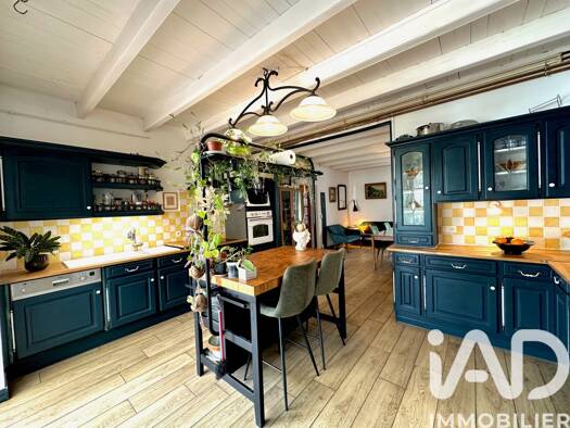 Maison de ville à vendre 349 000 € 9 pièces 4 chambres 181 m² 465 m² de terrain Saint-Jean-de-Liversay 17170