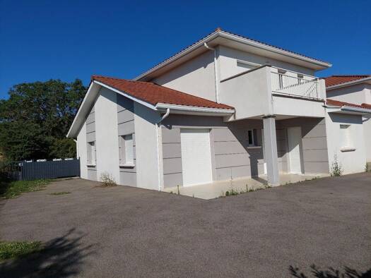Maison à louer 1 499 € 6 pièces 5 chambres 160 m² Jardin 38200