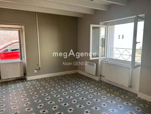Maison de plain-pied à vendre 159 000 € 4 pièces 3 chambres 96 m² 250 m² de terrain Surgères 17700