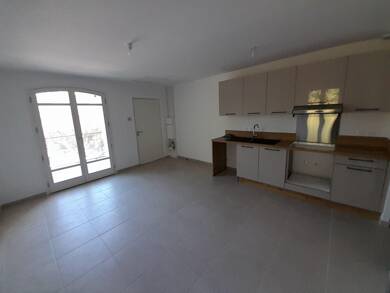 Appartement à louer 772 € 2 pièces 1 chambre 41 m² RDC/2 Chateauneuf Grasse 06740