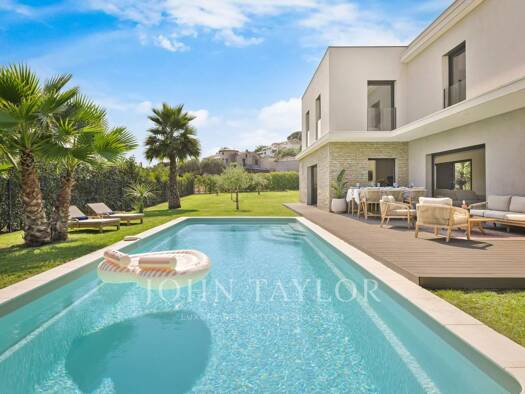 Maison à louer - Première occupation 8 000 € 5 pièces 4 chambres 189 m² 1 229 m² de terrain Village-Le Val-Cabrieres Mougins 06250