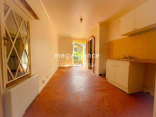 Appartement à vendre 74 000 € 1 pièce 17 m² Étage 1/2 Village Roquebrune-sur-Argens 83520