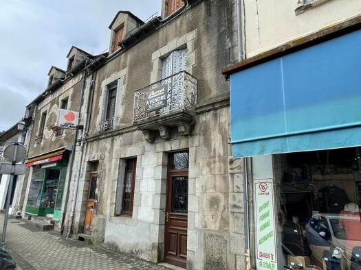 Maison à vendre 87 000 € 8 pièces 4 chambres 141 m² 156 m² de terrain Riom-ès-Montagnes 15400